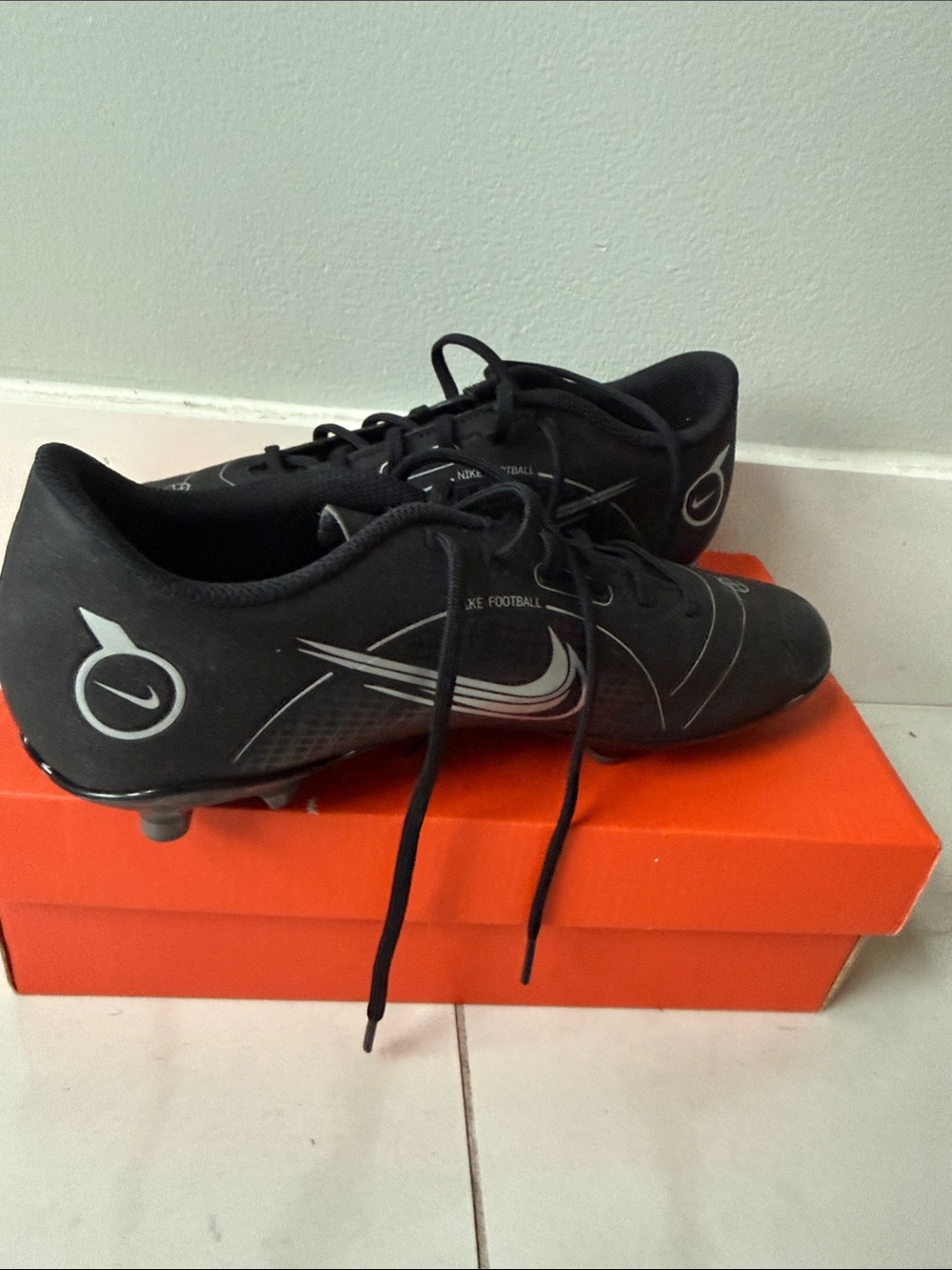 Nike Men’s Black Athletic Football Cleats with Silver Accents